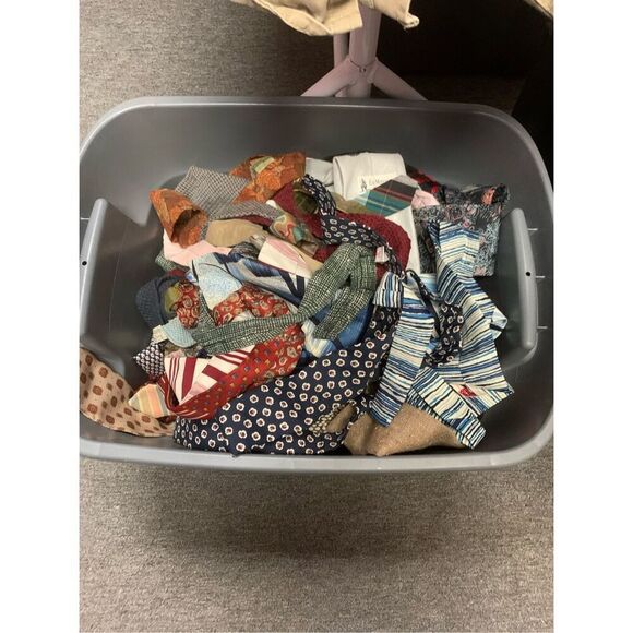 Vintage Mystery Tie!! - Picture 2 of 3